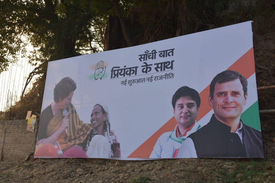 काँग्रेसनं आता 'साँची बात प्रियंका के साथ' अशी पोस्टर्स देखील उत्तर प्रदेशात लावली आहेत. आजपासून प्रियंका गांधी या गंगा यात्रा करणार आहेत. काँग्रेसनं आता 'साँची बात प्रियंका के साथ' अशी पोस्टर्स देखील उत्तर प्रदेशात लावली आहेत. आजपासून प्रियंका गांधी या गंगा यात्रा करणार आहेत.