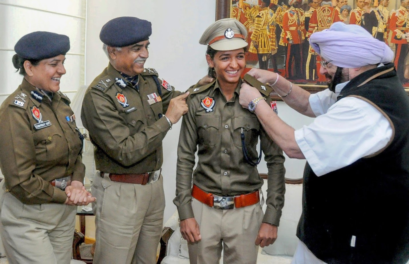 तीन भावंडांमध्ये सर्वात मोठी हरमनप्रीत शाळेत असताना हॉकी आणि एथलेटिक्स खेळायची. मात्र तिच्या मनात क्रिकेटचं बसलं. तिच्याकडे खेळाचं वातावरणही नव्हतं आणि सुविधा तर त्याहून नव्हती. तीन भावंडांमध्ये सर्वात मोठी हरमनप्रीत शाळेत असताना हॉकी आणि एथलेटिक्स खेळायची. मात्र तिच्या मनात क्रिकेटचं बसलं. तिच्याकडे खेळाचं वातावरणही नव्हतं आणि सुविधा तर त्याहून नव्हती.