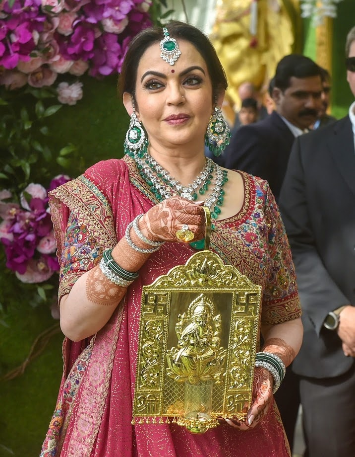 आज रिलायन्स इंडस्ट्रीजचे चेअरमन मुकेश अंबानी यांच्या मोठ्या मुलाचं आकाश अंबानी याचं लग्न आहे. आज रिलायन्स इंडस्ट्रीजचे चेअरमन मुकेश अंबानी यांच्या मोठ्या मुलाचं आकाश अंबानी याचं लग्न आहे.