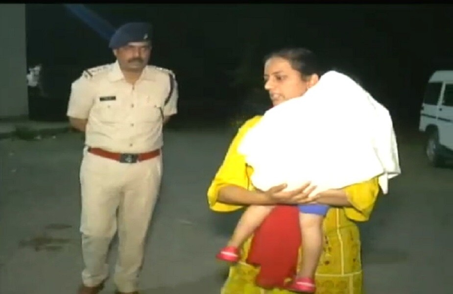लोकसभा निवडणूकीमुळे आणि होळीच्या निमित्ताने गुन्हेगारी प्रकारांना आळा बसण्यासाठी पोलिस SSP मिश्र यांच्या नेतृत्वात पोलिस संवेदनशील भागात संचलन करत आहेत तर मिश्र यांच बाळ आपल्या आईच्या मिठीत झोपी गेले आहे. लोकसभा निवडणूकीमुळे आणि होळीच्या निमित्ताने गुन्हेगारी प्रकारांना आळा बसण्यासाठी पोलिस SSP मिश्र यांच्या नेतृत्वात पोलिस संवेदनशील भागात संचलन करत आहेत तर मिश्र यांच बाळ आपल्या आईच्या मिठीत झोपी गेले आहे.