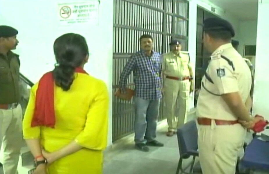 SSP मिश्र या शहारापासून 20 कि.लो. लांब असलेल्या देहात भागातील खुडैलपर्यंत ठाण्यापर्यंत गेल्या आणि तिथे पाऊण थांबून ठाणे प्रभारी आणि पुर्ण पोलिस कर्मचाऱ्यांचे रेकॉर्ड पाहिले. SSP मिश्र या शहारापासून 20 कि.लो. लांब असलेल्या देहात भागातील खुडैलपर्यंत ठाण्यापर्यंत गेल्या आणि तिथे पाऊण थांबून ठाणे प्रभारी आणि पुर्ण पोलिस कर्मचाऱ्यांचे रेकॉर्ड पाहिले.