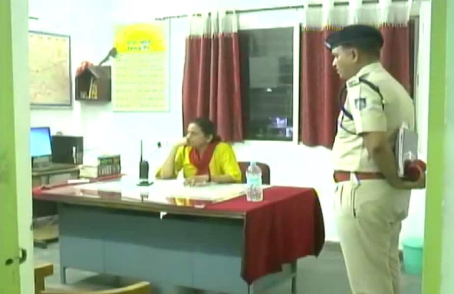 SSP रूचि यांनी पोलिस ठाण्यातील कर्मचाऱ्यांच्या समस्या ऐकल्या. आपल्यामुळे सामान्य जनतेला कोणताच त्रास होणार नाही यावर कर्मचाऱ्यांना सुचना दिल्या. SSP रूचि यांनी पोलिस ठाण्यातील कर्मचाऱ्यांच्या समस्या ऐकल्या. आपल्यामुळे सामान्य जनतेला कोणताच त्रास होणार नाही यावर कर्मचाऱ्यांना सुचना दिल्या.