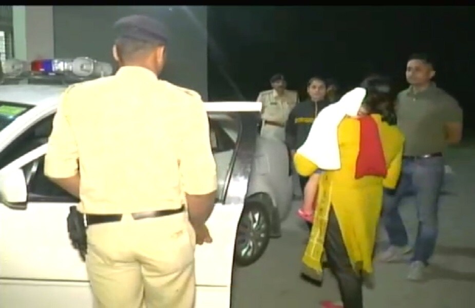 यानंतर पोलिस कर्मचाऱ्यांना निवडणूक काळात कायदा-व्यवस्था कशा पद्धतीने राखायची यावर काही सुचना देऊन SSP रूचि पुढच्या कामासाठी रवाना झाल्या. यानंतर पोलिस कर्मचाऱ्यांना निवडणूक काळात कायदा-व्यवस्था कशा पद्धतीने राखायची यावर काही सुचना देऊन SSP रूचि पुढच्या कामासाठी रवाना झाल्या.