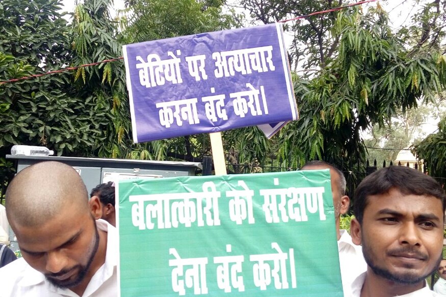 सागरचे एसपी अमित संघी यांनी सांगितलं की, या प्रकरणात पोलिसांनी पीडित मुलीच्या काकीलादेखील आरोपी घोषित केलं आहे. गुरुवारी पीडित मुलगी शाळेतून अद्याप परतली नसल्याची तक्रार तिच्या आई-वडिलांनी पोलिसांत केली. त्याच्या अवघ्या 8 तासातच मुलीचा मृतदेह शेतात आढळून आला. पोलीस सध्या आरोपींचा कसून शोध घेत आहे. सागरचे एसपी अमित संघी यांनी सांगितलं की, या प्रकरणात पोलिसांनी पीडित मुलीच्या काकीलादेखील आरोपी घोषित केलं आहे. गुरुवारी पीडित मुलगी शाळेतून अद्याप परतली नसल्याची तक्रार तिच्या आई-वडिलांनी पोलिसांत केली. त्याच्या अवघ्या 8 तासातच मुलीचा मृतदेह शेतात आढळून आला. पोलीस सध्या आरोपींचा कसून शोध घेत आहे.