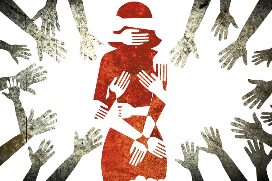 पोलिसांनी दिलेल्या माहितीनुसार, मुलीचा सगळ्यात मोठा भाऊ हा 22 वर्षांचा आहे. त्यादिवशी हा प्रकार झाला तेव्हा त्याने पीडित मुलीला शाळेत न पाठवता आपल्या काकाच्या घरी घेऊन गेला. तिथे त्याने तिच्यावर बलात्कार केला. त्यानंतर 40 वर्षीय काकानेही तिच्यावर बलात्कार केला. आरोपींनी पीडितेवर अप्राकृतिक कृत्य केल्याचं ऑटोप्सी रिपोर्टमध्ये समोर आलं आहे. पोलिसांनी दिलेल्या माहितीनुसार, मुलीचा सगळ्यात मोठा भाऊ हा 22 वर्षांचा आहे. त्यादिवशी हा प्रकार झाला तेव्हा त्याने पीडित मुलीला शाळेत न पाठवता आपल्या काकाच्या घरी घेऊन गेला. तिथे त्याने तिच्यावर बलात्कार केला. त्यानंतर 40 वर्षीय काकानेही तिच्यावर बलात्कार केला. आरोपींनी पीडितेवर अप्राकृतिक कृत्य केल्याचं ऑटोप्सी रिपोर्टमध्ये समोर आलं आहे.