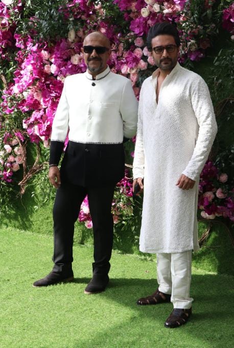 आज रिलायन्स इंडस्ट्रीजचे चेअरमन मुकेश अंबानी यांच्या मोठ्या मुलाचं आकाश अंबानी याचं लग्न आहे. आज रिलायन्स इंडस्ट्रीजचे चेअरमन मुकेश अंबानी यांच्या मोठ्या मुलाचं आकाश अंबानी याचं लग्न आहे.
