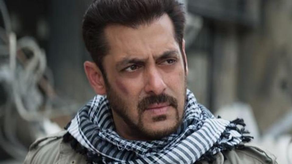एकीकडे सोशल मीडियावर सलमान खान आणि सनी लिओनी राजकारणात प्रवेश करण्याच्या चर्चा आहेत. तर दुसरीकडे अनेक कलाकारांनी यात उडीही मारली आहे. आम्ही तुम्हाला अशाच सेलिब्रिटींबद्दल सांगणार आहोत जे लोकसभा निवडणूकीतून राजकारणात स्वतःचं नशिब आजमावणार आहेत. एकीकडे सोशल मीडियावर सलमान खान आणि सनी लिओनी राजकारणात प्रवेश करण्याच्या चर्चा आहेत. तर दुसरीकडे अनेक कलाकारांनी यात उडीही मारली आहे. आम्ही तुम्हाला अशाच सेलिब्रिटींबद्दल सांगणार आहोत जे लोकसभा निवडणूकीतून राजकारणात स्वतःचं नशिब आजमावणार आहेत.