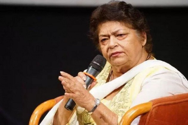 कोरिओग्राफर सरोज खान यांनी काही दिवसांपूर्वी त्यांना बॉलिवूडमध्ये काम मिळत नसल्याचं धक्कादायक विधान केलं होतं. असं म्हटलं जातं की, सलमानला जेव्हा ही गोष्ट कळली त्याने आपल्या आगामी प्रोजेक्टमध्ये काम देण्याचं आश्वासन दिलं. सरोजप्रमाणे सिनेसृष्टीत असे अनेक आर्टिस्ट आहेत जे आर्थिक तंगीला सामोरे गेले आहेत. कोरिओग्राफर सरोज खान यांनी काही दिवसांपूर्वी त्यांना बॉलिवूडमध्ये काम मिळत नसल्याचं धक्कादायक विधान केलं होतं. असं म्हटलं जातं की, सलमानला जेव्हा ही गोष्ट कळली त्याने आपल्या आगामी प्रोजेक्टमध्ये काम देण्याचं आश्वासन दिलं. सरोजप्रमाणे सिनेसृष्टीत असे अनेक आर्टिस्ट आहेत जे आर्थिक तंगीला सामोरे गेले आहेत.