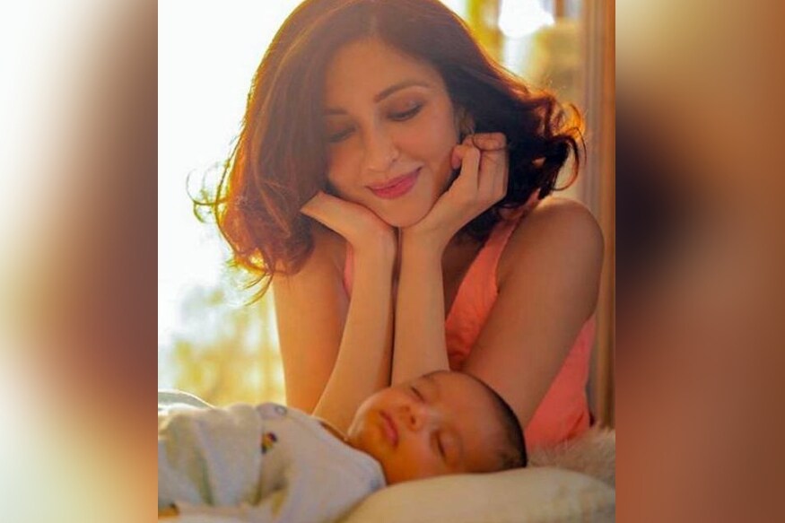 छोट्या पडद्यावरील 'गोरी मेम' सौम्य टंडननं तिचा मुलगा मिरानसोबत नुकतंच एक फोटोशूट केलं. या फोटोशूटमधील काही फोटो सध्या सोशल मीडियावर व्हायरल होत आहेत. छोट्या पडद्यावरील 'गोरी मेम' सौम्य टंडननं तिचा मुलगा मिरानसोबत नुकतंच एक फोटोशूट केलं. या फोटोशूटमधील काही फोटो सध्या सोशल मीडियावर व्हायरल होत आहेत.