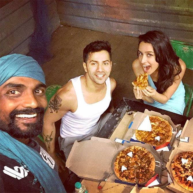 नाश्त्याला श्रद्धा उपमा, पोहे, अंड्याचा पांढरा भाग खाते. लंचला डाळ, चपाती, भाजी खायला तिला आवडतं. नाश्त्याला श्रद्धा उपमा, पोहे, अंड्याचा पांढरा भाग खाते. लंचला डाळ, चपाती, भाजी खायला तिला आवडतं.