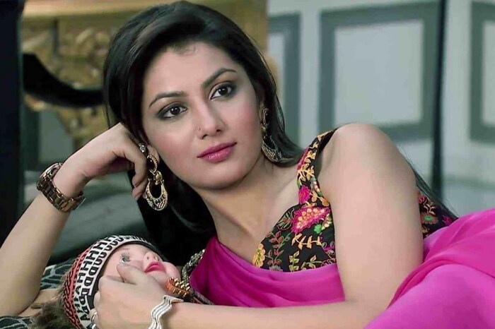 श्रिती झा- 'कुमकुम भाग्य' मालिकेतील मुख्य अभिनेत्री श्रिती झा टीव्ही प्रसिद्ध अभिनेत्रींपैकी एक आहे . श्रितीचं वय ३३ वर्षांचं आहे आणि ती अजून सिंगल आहे.