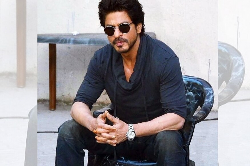 बॉलिवूडचा किंग शाहरुख खान TAG heuer या घडाळ्याच्या ब्रँडची जाहीरात करतो. शाहरुखमुळे हा ब्रँडही फेमस झाला आहे. मात्र Rolex Cosmograph हा शाहरुखचा आवडता ब्रँड आहे. तो नेहमीच व्हाइट गोल्ड डाय असलेलं Rolex Cosmograph वापरताना दिसतो. या घड्याळाची किंमत 12 लाख रुपये आहे. बॉलिवूडचा किंग शाहरुख खान TAG heuer या घडाळ्याच्या ब्रँडची जाहीरात करतो. शाहरुखमुळे हा ब्रँडही फेमस झाला आहे. मात्र Rolex Cosmograph हा शाहरुखचा आवडता ब्रँड आहे. तो नेहमीच व्हाइट गोल्ड डाय असलेलं Rolex Cosmograph वापरताना दिसतो. या घड्याळाची किंमत 12 लाख रुपये आहे.
