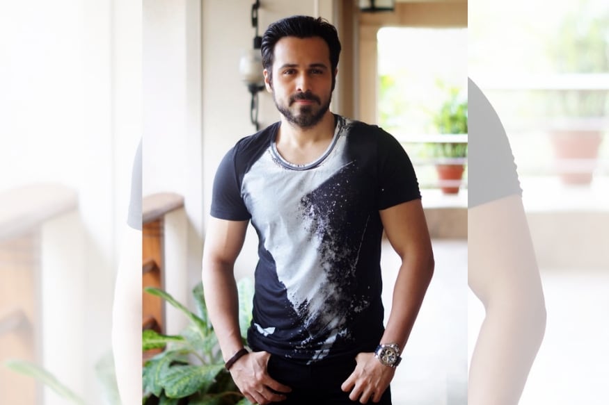 महागडी आणि ब्रँडेड घड्याळ वापरणाऱ्यांच्या यादीत अभिनेता इमरान हाश्मीचं नाव सर्वात अगोदर घेतलं जातं. इमरानला ब्रँडेड घड्याळांचं भयंकर वेड आहे. त्यांच्याकडे अनेक ब्रँडेड घड्याळ आहेत. मात्र Audemars Piguet हा इमरानचा आवडता ब्रँड आहे. या घड्याळाचे आतापर्यंत फक्त 32 पिस बनले आहेत आणि भारतात हे घड्याळ फक्त इमरान हाश्मीकडे आहे. 2.1 कोटी रुपये एवढी या घड्याळाची किंमत आहे. महागडी आणि ब्रँडेड घड्याळ वापरणाऱ्यांच्या यादीत अभिनेता इमरान हाश्मीचं नाव सर्वात अगोदर घेतलं जातं. इमरानला ब्रँडेड घड्याळांचं भयंकर वेड आहे. त्यांच्याकडे अनेक ब्रँडेड घड्याळ आहेत. मात्र Audemars Piguet हा इमरानचा आवडता ब्रँड आहे. या घड्याळाचे आतापर्यंत फक्त 32 पिस बनले आहेत आणि भारतात हे घड्याळ फक्त इमरान हाश्मीकडे आहे. 2.1 कोटी रुपये एवढी या घड्याळाची किंमत आहे.