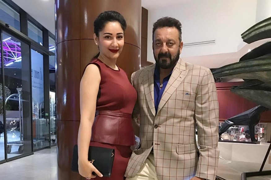 अभिनेता संजय दत्तनं 2008 मध्ये मान्यताशी लग्न केलं होतं. मान्यता संजयपेक्षा 20 वर्षांनी लहान आहे. या दोघांना शहरान आणि इकरा अशी दोन जुळी मुलं आहेत. अभिनेता संजय दत्तनं 2008 मध्ये मान्यताशी लग्न केलं होतं. मान्यता संजयपेक्षा 20 वर्षांनी लहान आहे. या दोघांना शहरान आणि इकरा अशी दोन जुळी मुलं आहेत.