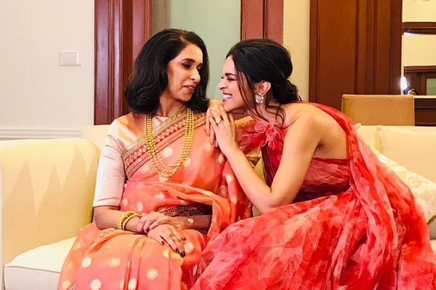 दीपिकाची आई उज्जला पदुकोण यांनी नुकत्याच दिलेल्या एका मुलाखतीत आपल्या दोन्ही मुली आणि पतीबाबत एक धक्कादायक खुलासा केला. यावेळी उज्जला म्हणाल्या, 'माझ्यावर अशी वेळ आली होती की, माझ्या दोन्ही मुली आणि पती मला घरातून बाहेर काढण्याच्या विचार होते.' दीपिकाची आई उज्जला पदुकोण यांनी नुकत्याच दिलेल्या एका मुलाखतीत आपल्या दोन्ही मुली आणि पतीबाबत एक धक्कादायक खुलासा केला. यावेळी उज्जला म्हणाल्या, 'माझ्यावर अशी वेळ आली होती की, माझ्या दोन्ही मुली आणि पती मला घरातून बाहेर काढण्याच्या विचार होते.'