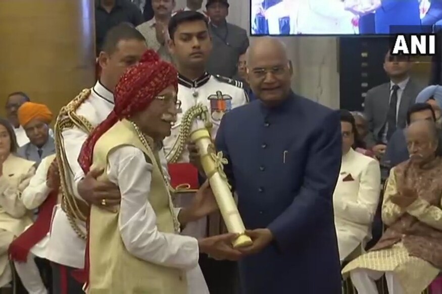 महाशय धर्मपाल गुलाटींना त्यांच्या मसाले उद्योग क्षेत्रातील यशासाठी आज 'पद्म भूषण' पुरस्कारानं सन्मानित करण्यात आलं. राष्ट्रपती रामनाथ कोविंद यांच्या हस्ते हा पुरस्कार धर्मपाल गुलाटी यांना प्रदान करण्यात आला. महाशय धर्मपाल गुलाटींना त्यांच्या मसाले उद्योग क्षेत्रातील यशासाठी आज 'पद्म भूषण' पुरस्कारानं सन्मानित करण्यात आलं. राष्ट्रपती रामनाथ कोविंद यांच्या हस्ते हा पुरस्कार धर्मपाल गुलाटी यांना प्रदान करण्यात आला.