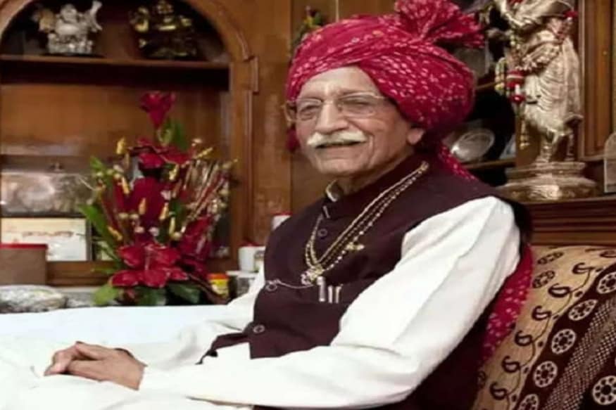 फक्त पाचवी पर्यंत शिक्षण झालेल्या या आजोबांनी बड्या बड्या उद्योगपतींना मागे टाकत 2017 मध्ये देशातील सर्वात श्रीमंत सीईओ होण्याचा मान पटकावला होता. 'एमडीएच'ची वार्षिक उलाढाल 1500 कोटींच्याही वर आहे. त्यांच्या कंपनीकडे 15 कारखाने असून 1000 डिलर्सचं जाळं आहे. फक्त पाचवी पर्यंत शिक्षण झालेल्या या आजोबांनी बड्या बड्या उद्योगपतींना मागे टाकत 2017 मध्ये देशातील सर्वात श्रीमंत सीईओ होण्याचा मान पटकावला होता. 'एमडीएच'ची वार्षिक उलाढाल 1500 कोटींच्याही वर आहे. त्यांच्या कंपनीकडे 15 कारखाने असून 1000 डिलर्सचं जाळं आहे.