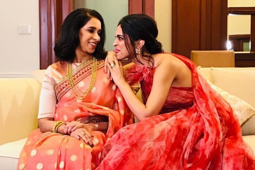इतरांप्रमाणेच दीपिका आणि तिची लहान बहीण अनीशाचा त्यांच्या आईशी खूप जवळचं नात आहे. दीपिका अनेकदा आपल्या आईसोबतचे फोटो तिच्या सोशल मीडिया अकाउंटवर शेअर करताना दिसते. ज्यात त्यांच्या नात्यातील गोडवा लक्षात येतो. दीपिका नेहमीच तिच्या बीझी शेड्युल्डमधून वेळ काढून कुटूंबासाठी वेळ देत असते. इतरांप्रमाणेच दीपिका आणि तिची लहान बहीण अनीशाचा त्यांच्या आईशी खूप जवळचं नात आहे. दीपिका अनेकदा आपल्या आईसोबतचे फोटो तिच्या सोशल मीडिया अकाउंटवर शेअर करताना दिसते. ज्यात त्यांच्या नात्यातील गोडवा लक्षात येतो. दीपिका नेहमीच तिच्या बीझी शेड्युल्डमधून वेळ काढून कुटूंबासाठी वेळ देत असते. इतरांप्रमाणेच दीपिका आणि तिची लहान बहीण अनीशाचा त्यांच्या आईशी खूप जवळचं नात आहे. दीपिका अनेकदा आपल्या आईसोबतचे फोटो तिच्या सोशल मीडिया अकाउंटवर शेअर करताना दिसते. ज्यात त्यांच्या नात्यातील गोडवा लक्षात येतो. दीपिका नेहमीच तिच्या बीझी शेड्युल्डमधून वेळ काढून कुटूंबासाठी वेळ देत असते. इतरांप्रमाणेच दीपिका आणि तिची लहान बहीण अनीशाचा त्यांच्या आईशी खूप जवळचं नात आहे. दीपिका अनेकदा आपल्या आईसोबतचे फोटो तिच्या सोशल मीडिया अकाउंटवर शेअर करताना दिसते. ज्यात त्यांच्या नात्यातील गोडवा लक्षात येतो. दीपिका नेहमीच तिच्या बीझी शेड्युल्डमधून वेळ काढून कुटूंबासाठी वेळ देत असते.