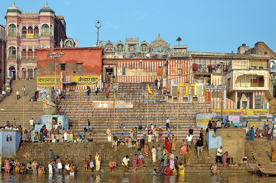 दोन आठवडे मुक्ती भवनात राहिल्यानंतर मृत्यू झाला नाही, तर मुक्ती भवन सोडावं लागतं. मग त्या व्यक्तीला वाराणसीतच बाहेर हाॅटेल किंवा धर्मशाळेत ठेवलं जातं. म्हणजे मृत्यू वाराणसीतच व्हावा. दोन आठवडे मुक्ती भवनात राहिल्यानंतर मृत्यू झाला नाही, तर मुक्ती भवन सोडावं लागतं. मग त्या व्यक्तीला वाराणसीतच बाहेर हाॅटेल किंवा धर्मशाळेत ठेवलं जातं. म्हणजे मृत्यू वाराणसीतच व्हावा.