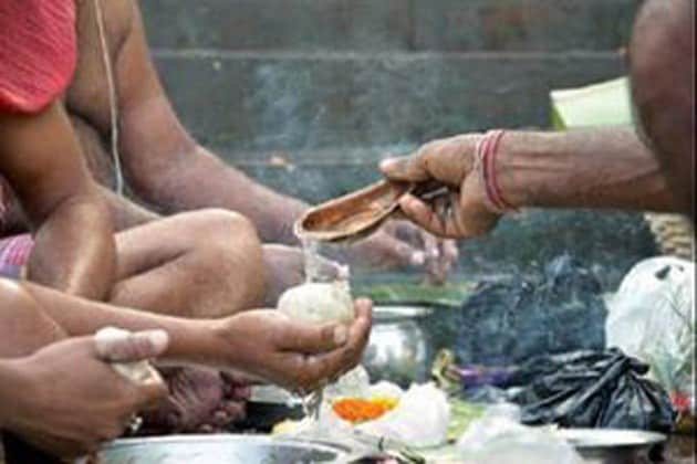 इकडचे पुजारी सकाळ आणि संध्याकाळ आरतीनंतर अंगावर गंगाजल शिंपडतात, म्हणजे मुक्ती मिळू शकेल, अशी भावना असते. इकडचे पुजारी सकाळ आणि संध्याकाळ आरतीनंतर अंगावर गंगाजल शिंपडतात, म्हणजे मुक्ती मिळू शकेल, अशी भावना असते.