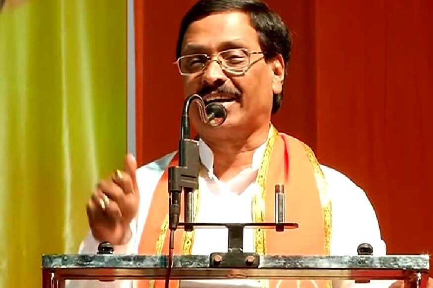 रत्नागिरी – सिंधुदुर्गचे खासदार विनायक राऊत यांना देखील मंत्रिपद मिळू शकतं अशी चर्चा आहे. शिवसेनेचा कट्टर राजकीय शत्रु असलेल्या नारायण राणे यांचा मुलगा निलेश राणे यांचा त्यांनी सलग दुसऱ्यांदा पराभव केला आहे. रत्नागिरी – सिंधुदुर्गचे खासदार विनायक राऊत यांना देखील मंत्रिपद मिळू शकतं अशी चर्चा आहे. शिवसेनेचा कट्टर राजकीय शत्रु असलेल्या नारायण राणे यांचा मुलगा निलेश राणे यांचा त्यांनी सलग दुसऱ्यांदा पराभव केला आहे.
