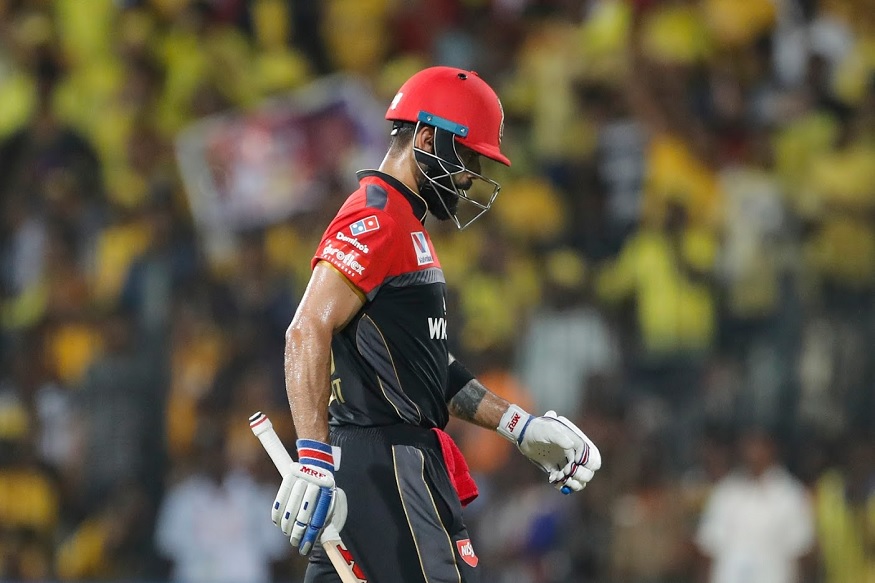 आपल्या दुसऱ्याच ओव्हरमध्ये मोठा मासा गळाला लावत, बंगळुरू संघाचा कर्णधार विराट कोहलीला केवळ सहा धावातच बाद केले. मोठा फटका मारण्याच्या नादात कोहलीने जडेजाच्या हातात अगदी सोपा झेल देत बाद झाला.