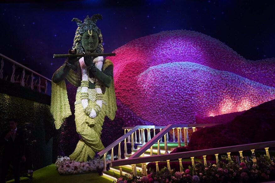 आकाश अंबानी आणि श्लोका मेहताच्या लग्नानिमित्त अँटेलियाला अगदी नववधू प्रमाणे सजवण्यात आलं आहे. पाना फुलांच्या मदतीने श्रीकृष्णाची मोहक मूर्ती सजवण्यात आली आहे. आकाश अंबानी आणि श्लोका मेहताच्या लग्नानिमित्त अँटेलियाला अगदी नववधू प्रमाणे सजवण्यात आलं आहे. पाना फुलांच्या मदतीने श्रीकृष्णाची मोहक मूर्ती सजवण्यात आली आहे.