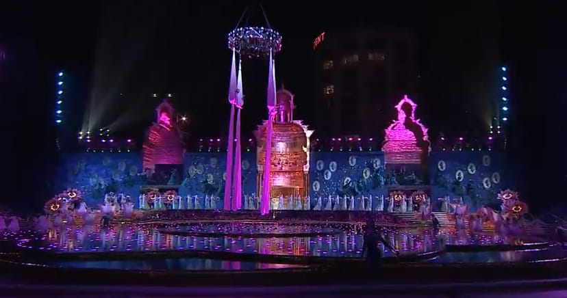 रिलायन्स उद्योग समुहाचे प्रमुख मुकेश अंबानी आणि नीता अंबानी यांच्या वतीने बांद्रा कुर्ला कॉम्प्लेक्समधील जिओ वर्ल्ड सेंटरमध्ये म्युझिकल फाउंटन शो नुकताच सुरू करण्यात आला. याच्या उद्घाटनाचा हा खास शो भारतीय सैन्यदलासाठी, पोलीसांसाठी आणि त्यांच्या कुटुंबीयांसाठी आयोजित करण्यात आला. रिलायन्स उद्योग समुहाचे प्रमुख मुकेश अंबानी आणि नीता अंबानी यांच्या वतीने बांद्रा कुर्ला कॉम्प्लेक्समधील जिओ वर्ल्ड सेंटरमध्ये म्युझिकल फाउंटन शो नुकताच सुरू करण्यात आला. याच्या उद्घाटनाचा हा खास शो भारतीय सैन्यदलासाठी, पोलीसांसाठी आणि त्यांच्या कुटुंबीयांसाठी आयोजित करण्यात आला.