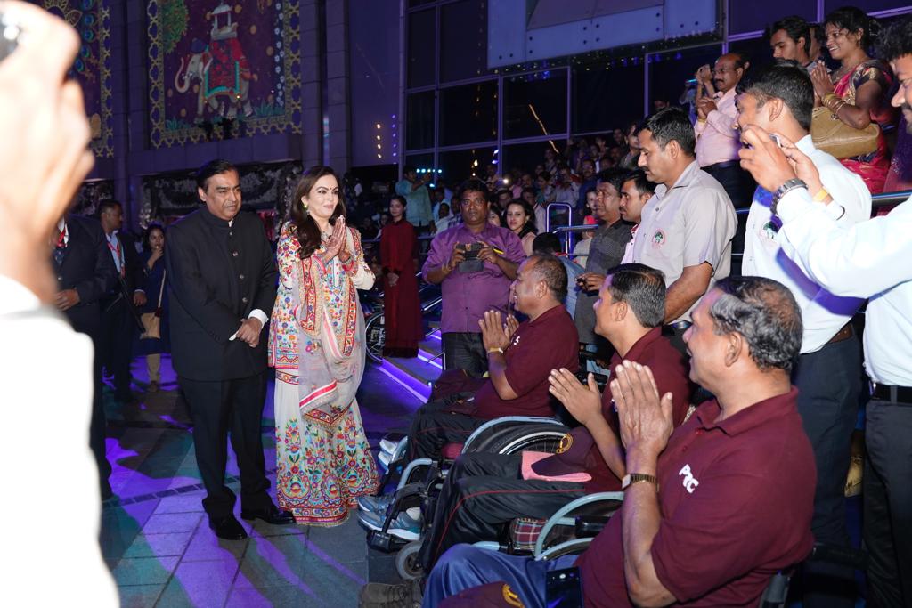 नीता अंबानी या सोहळ्याच्या उद्घाटनावेळी सैन्यदलाचे जवान आणि कुटुंबीयांचं स्वागत करताना सांगितलं की, नीता अंबानी या सोहळ्याच्या उद्घाटनावेळी सैन्यदलाचे जवान आणि कुटुंबीयांचं स्वागत करताना सांगितलं की,