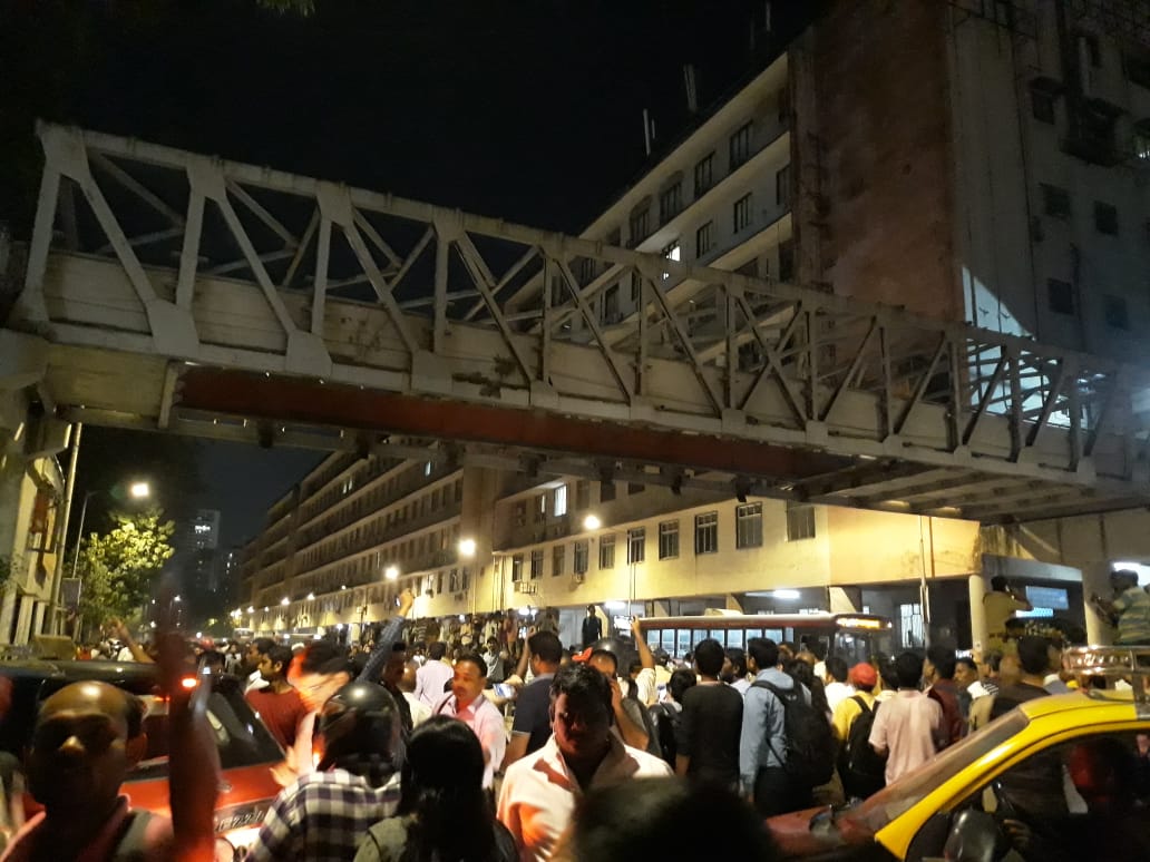 मुंबई महापालिकेच्या ताब्यातला हा पुल होता. त्यामुळे याला जबाबदार कोण असा प्रश्न निर्माण झालाय. मुंबई महापालिकेच्या ताब्यातला हा पुल होता. त्यामुळे याला जबाबदार कोण असा प्रश्न निर्माण झालाय.