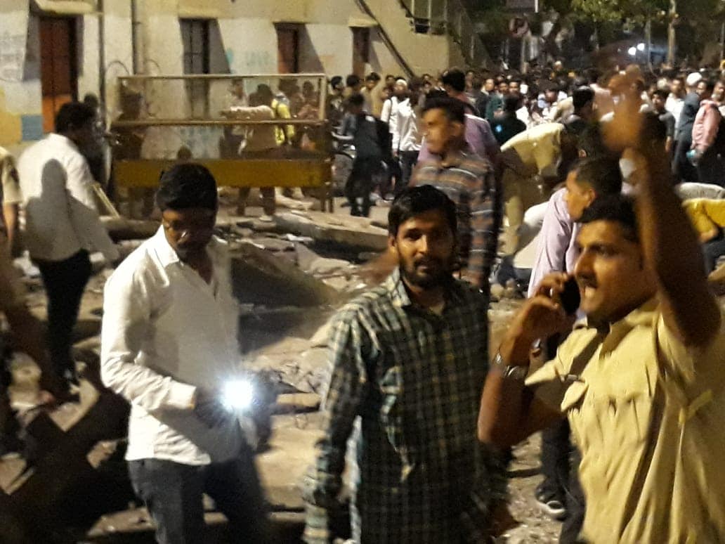 या दुर्घटनेत अनेक जण जखमी झाल्याची शक्यता व्यक्त करण्यात येत आहे. माहिती समोर आली आहे. टाईम्स ऑफ इंडियासमोरील हा पूल कोसळला. या दुर्घटनेत अनेक जण जखमी झाल्याची शक्यता व्यक्त करण्यात येत आहे. माहिती समोर आली आहे. टाईम्स ऑफ इंडियासमोरील हा पूल कोसळला.