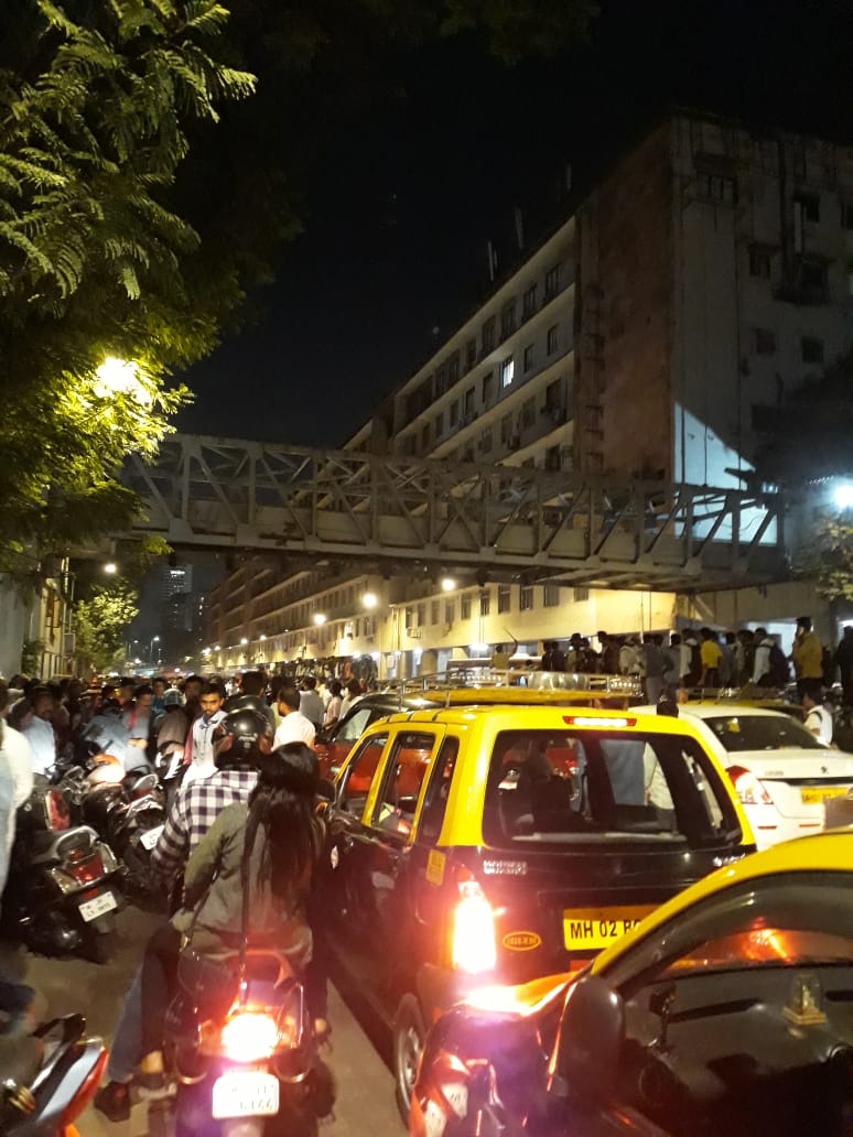 जखमींना जेजे हॉस्पिटलमध्ये दाखल करण्यात आलं आहे. अग्निशमन दल आणि पोलिस घटनास्थळी पोहोचले असून मदत कार्य सुरू केलं आहे. जखमींना जेजे हॉस्पिटलमध्ये दाखल करण्यात आलं आहे. अग्निशमन दल आणि पोलिस घटनास्थळी पोहोचले असून मदत कार्य सुरू केलं आहे.
