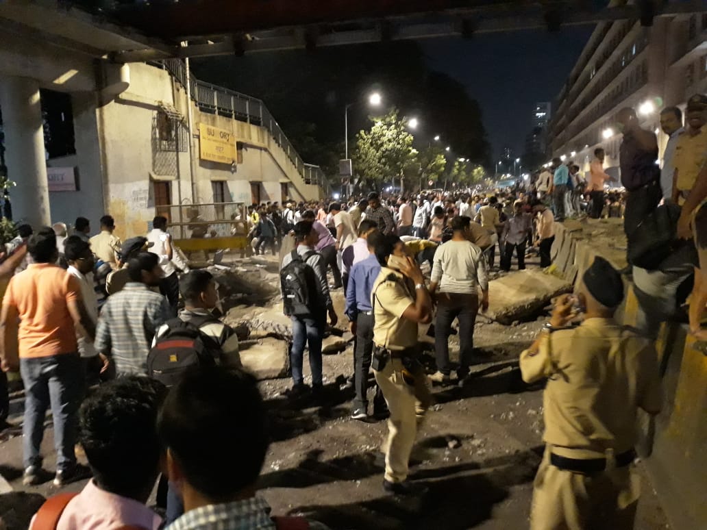 मेट्रोचं कामही या भागात सुरू असल्याने वाहतूकीला अडथळा निर्माण होत असतो. या पुलावर जे लोक चालत होते ते सर्व जण खाली कोसळले. मेट्रोचं कामही या भागात सुरू असल्याने वाहतूकीला अडथळा निर्माण होत असतो. या पुलावर जे लोक चालत होते ते सर्व जण खाली कोसळले.