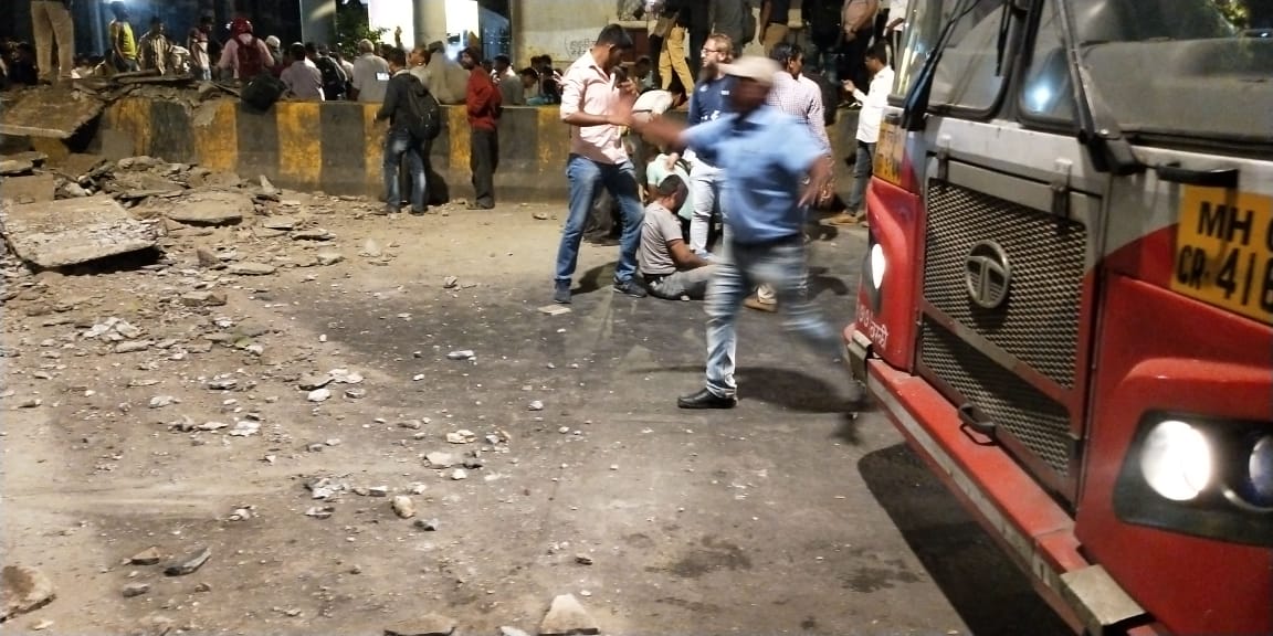 घटना घडली तेव्हा वाहतूकही सुरू होती. पुलाच्या जवळच बेस्ट ची ड्रायव्हरने थांबविल्याने मोठी दुर्घटना टळली. घटना घडली तेव्हा वाहतूकही सुरू होती. पुलाच्या जवळच बेस्ट ची ड्रायव्हरने थांबविल्याने मोठी दुर्घटना टळली.