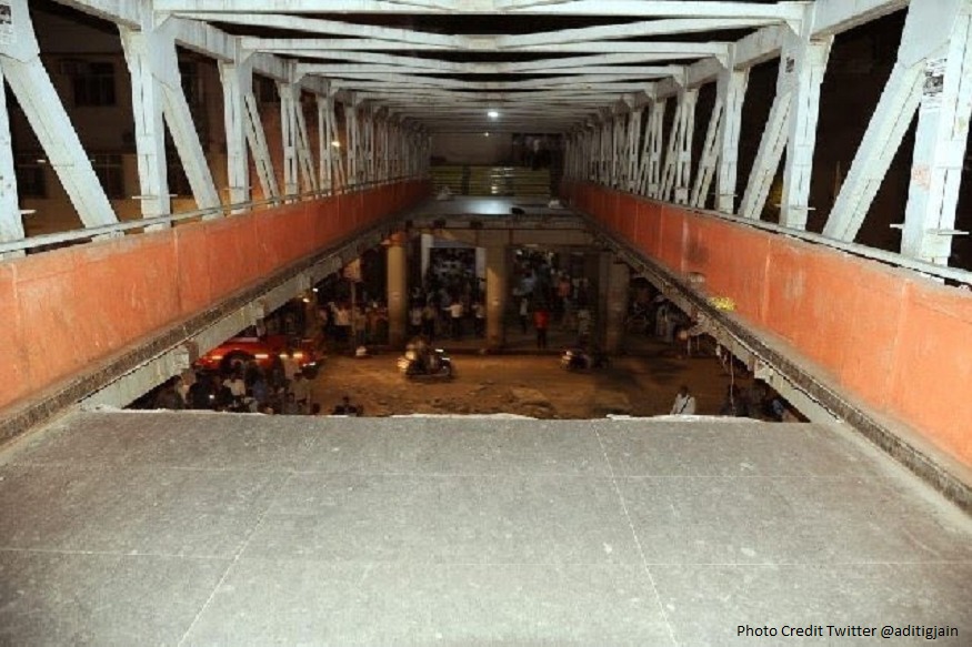 Mumbai Bridge Collapse : CSMT पादचारी पूल कोसळला, 6 ठार