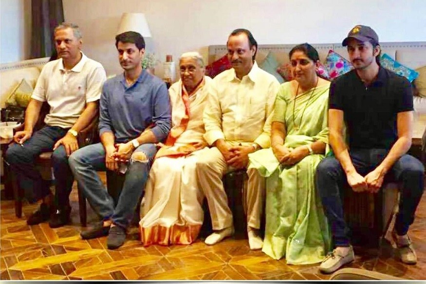 यावेळी खासदार सुप्रिया सुळे, सुनेत्रा पवार शर्मिला पवार यांचे मोठे बंधू श्रीनिवास पवार पवार कुटुंबातील नातू असं संपूर्ण पवार कुटुंबीय उपस्थित होते. यावेळी खासदार सुप्रिया सुळे, सुनेत्रा पवार शर्मिला पवार यांचे मोठे बंधू श्रीनिवास पवार पवार कुटुंबातील नातू असं संपूर्ण पवार कुटुंबीय उपस्थित होते.