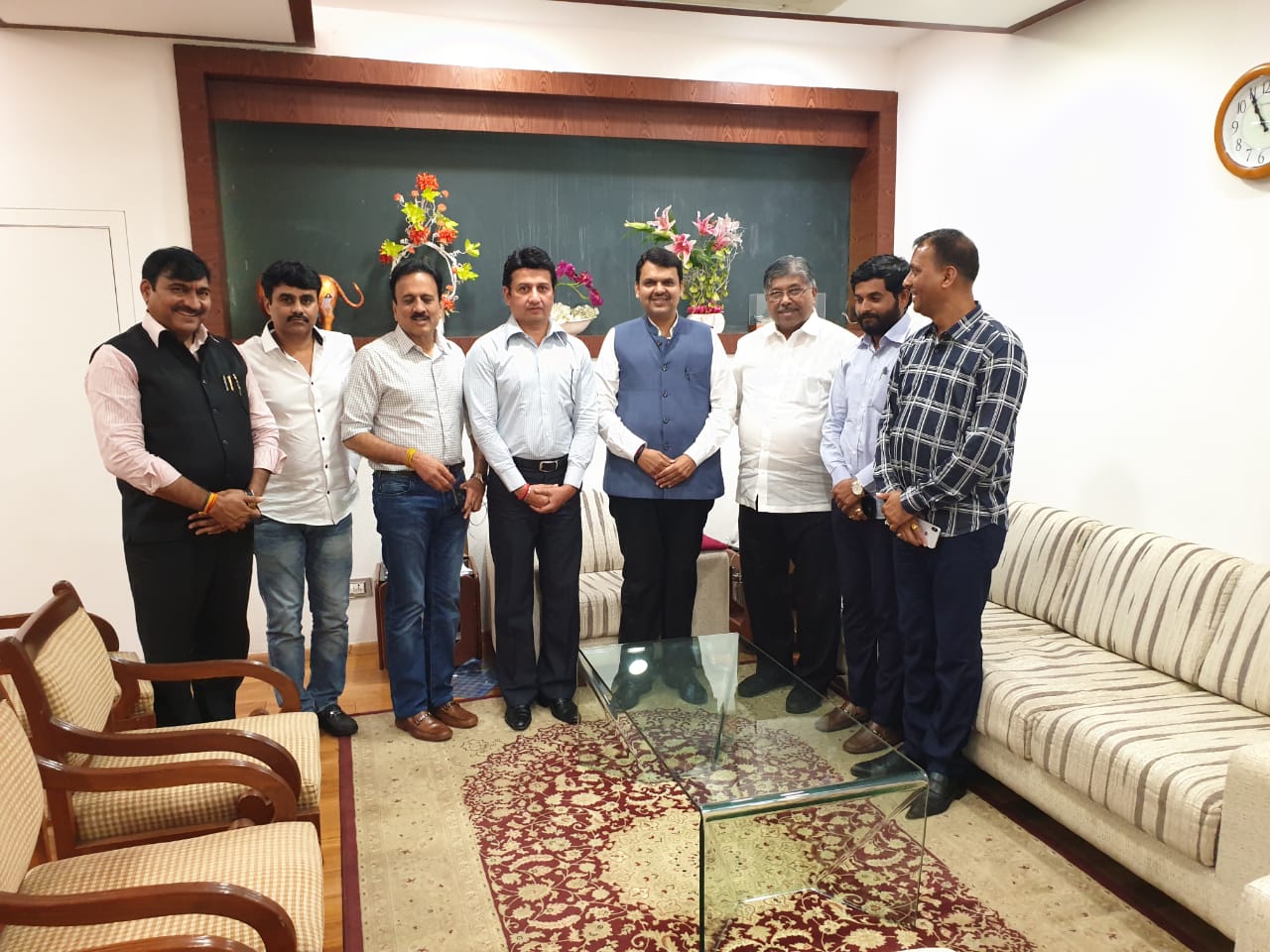 मुख्यमंत्र्यांचे विश्वासू आणि संकटमोचक गिरीश महाजन, ज्येष्ठ नेते आणि महसूलमंत्री चंद्रकांत पाटील, हे वर्षावर उपस्थित होते. या सर्व नेत्यांनी राजकीय स्थितीवर चर्चा केली. मुख्यमंत्र्यांचे विश्वासू आणि संकटमोचक गिरीश महाजन, ज्येष्ठ नेते आणि महसूलमंत्री चंद्रकांत पाटील, हे वर्षावर उपस्थित होते. या सर्व नेत्यांनी राजकीय स्थितीवर चर्चा केली.