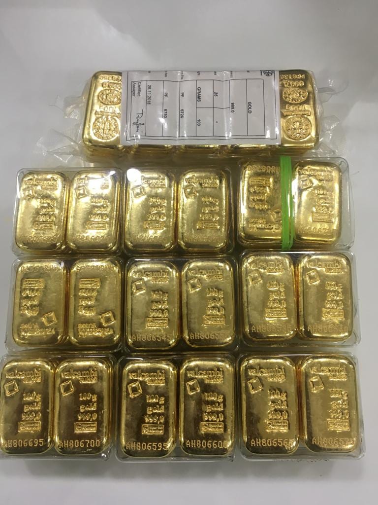 सोनं जप्तीबाबतची महसूल गुप्तचर संचालनालयाची ही आतापर्यंतची सर्वात मोठी कारवाई असल्याची माहिती आहे. सोनं जप्तीबाबतची महसूल गुप्तचर संचालनालयाची ही आतापर्यंतची सर्वात मोठी कारवाई असल्याची माहिती आहे.