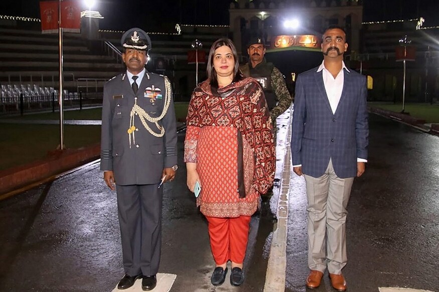 भारतीय वायुदलाचे विंग कमांडर अभिनंदन वर्तमान हे अखेर भारतात परतले आहेत. गेल्या 2 दिवसांपासून संपूर्ण देश त्यांच्या या रिअल हिरोची वाट पाहत होता. अखेर शुक्रवारी रात्री 9:15 मिनिटांनी अभिनंदन यांनी पाकिस्तानची सीमा पार करत भारतात प्रवेश केला. यावेळी पाकिस्तानातून येत असताना त्यांच्यासोबत एक महिला होत्या. या महिला कोण असा प्रश्न सगळ्यांनाच पडला असेल. भारतीय वायुदलाचे विंग कमांडर अभिनंदन वर्तमान हे अखेर भारतात परतले आहेत. गेल्या 2 दिवसांपासून संपूर्ण देश त्यांच्या या रिअल हिरोची वाट पाहत होता. अखेर शुक्रवारी रात्री 9:15 मिनिटांनी अभिनंदन यांनी पाकिस्तानची सीमा पार करत भारतात प्रवेश केला. यावेळी पाकिस्तानातून येत असताना त्यांच्यासोबत एक महिला होत्या. या महिला कोण असा प्रश्न सगळ्यांनाच पडला असेल.