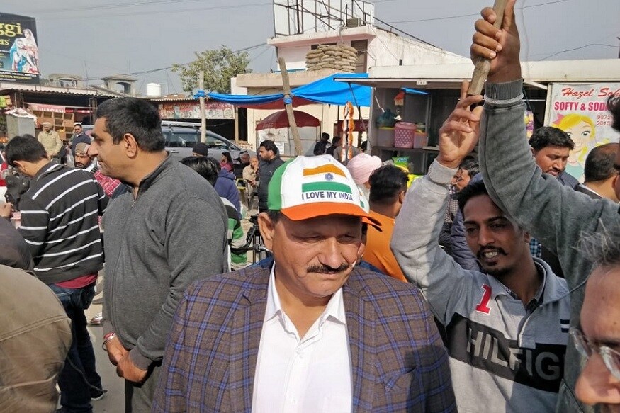 मिग -21 क्रॅश झाल्यानंतर विंग कमांडर अभिनंदन यांना पाकिस्ताननं ताब्यात घेतलं होतं. पण, भारताच्या दबावानंतर केवळ 32 तासात अभिनंदन यांना सोडण्याचा निर्णय पाकिस्ताननं घेतला. मिग -21 क्रॅश झाल्यानंतर विंग कमांडर अभिनंदन यांना पाकिस्ताननं ताब्यात घेतलं होतं. पण, भारताच्या दबावानंतर केवळ 32 तासात अभिनंदन यांना सोडण्याचा निर्णय पाकिस्ताननं घेतला.