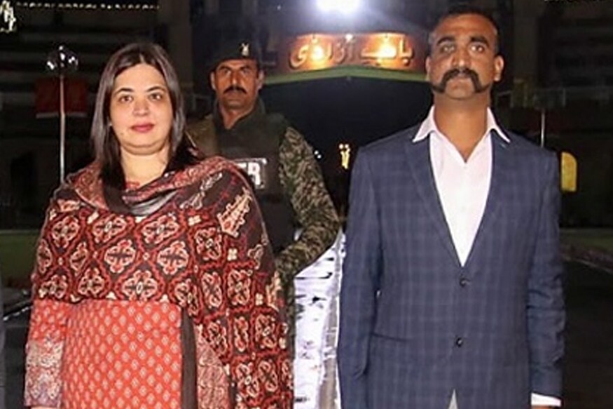 या सगळ्या कुरापतीनंतर पाकने रात्री 9:15 मिनिटाला अभिनंदन यांना भारताकडे सुपुर्द केलं. यावेळी त्यांच्यासोबत पाकचे काही अधिकारी होते. त्यात एक महिलादेखील होत्या. त्यांचं नाव आहे डॉ. फरिहा बुगती. या महिला पाकिस्तानी परराष्ट्र कार्यालयातील भारतीय बाबींच्या संचालक आहेत. फरिहा बुगती विदेशी परराष्ट्र कार्यालया (FSP)च्या अधिकारी आहेत. या सगळ्या कुरापतीनंतर पाकने रात्री 9:15 मिनिटाला अभिनंदन यांना भारताकडे सुपुर्द केलं. यावेळी त्यांच्यासोबत पाकचे काही अधिकारी होते. त्यात एक महिलादेखील होत्या. त्यांचं नाव आहे डॉ. फरिहा बुगती. या महिला पाकिस्तानी परराष्ट्र कार्यालयातील भारतीय बाबींच्या संचालक आहेत. फरिहा बुगती विदेशी परराष्ट्र कार्यालया (FSP)च्या अधिकारी आहेत.