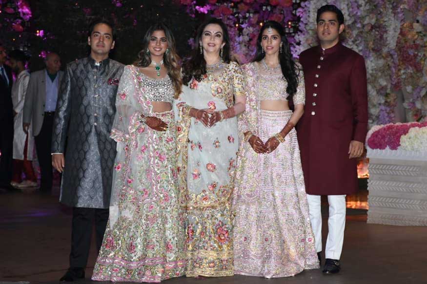 लग्नाच्या VIP यादीत आहेत संयुक्त राष्ट्राचे माजी महासचिव बान की मून आणि त्यांच्या पत्नी, ब्रिटनचे माजी पंतप्रधान टोनी ब्लेअर आणि त्यांच्या पत्नी चेरी ब्लेयर, Googleचे सीईओ सुंदर पिचाई आणि त्यांची पत्नी अंजली पिचाई, सचिन तेंडुलकर आणि त्याची पत्नी अंजली लग्नाच्या VIP यादीत आहेत संयुक्त राष्ट्राचे माजी महासचिव बान की मून आणि त्यांच्या पत्नी, ब्रिटनचे माजी पंतप्रधान टोनी ब्लेअर आणि त्यांच्या पत्नी चेरी ब्लेयर, Googleचे सीईओ सुंदर पिचाई आणि त्यांची पत्नी अंजली पिचाई, सचिन तेंडुलकर आणि त्याची पत्नी अंजली
