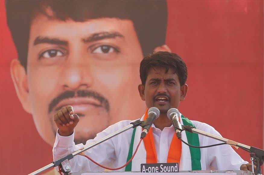 पंतप्रधान नरेंद्र मोदींच्या गुजरातमधील ओबीसी चेहरा म्हणजे अल्पेश ठाकूर. अल्पेश भाजपमध्ये प्रवेश करणार होते अशी चर्चा होती. पण, त्यांनी पत्रकार परिषद घेत या चर्चांना पूर्णविराम दिला. पंतप्रधान नरेंद्र मोदींच्या गुजरातमधील ओबीसी चेहरा म्हणजे अल्पेश ठाकूर. अल्पेश भाजपमध्ये प्रवेश करणार होते अशी चर्चा होती. पण, त्यांनी पत्रकार परिषद घेत या चर्चांना पूर्णविराम दिला.