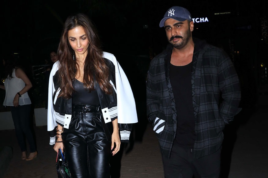 मलाइका अरोरा आणि अर्जुन कपूर सध्या बॉलिवूडमधील सर्वाधिक चर्चेतील जोडी आहे. या दोघांनी अद्याप आपल्या नात्याची जाहीर कबूली दिली नसली तर ते लवकरच लग्नाच्या बेडीत अडकणार असल्याचं बोललं जात आहे. अर्जुन मलाइकाच्या वयात 12 वर्षांचं अंतर आहे. सध्या मलाइका 42 तर अर्जुन 33 वर्षांचा आहे.