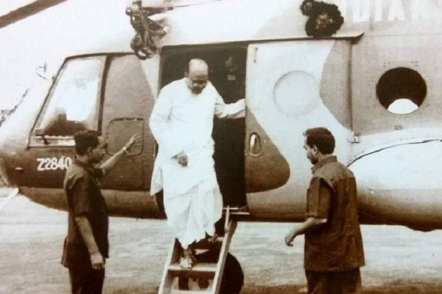 भारतीय राजकारणातले दिग्गज नेते बीजू पटनायक यांची 05 मार्चला जयंती आहे. ते जसे कुशल राजकारणी होते त्याचप्रमाणे ते धाडसी वैमानिकही होते याची फारच थोड्या लोकांना कल्पना आहे. त्याच्या लग्नात ते स्वत: डकोटा चालवत वरात घेऊन गेले होते. इंडोनेशियाच्या स्वातंत्र लढ्यातही ते पत्नीला घेऊन मदतीसाठी गेले त्यावेळी त्यांचा मुलगा फक्त एक महिन्यांचा होता. भारतीय राजकारणातले दिग्गज नेते बीजू पटनायक यांची 05 मार्चला जयंती आहे. ते जसे कुशल राजकारणी होते त्याचप्रमाणे ते धाडसी वैमानिकही होते याची फारच थोड्या लोकांना कल्पना आहे. त्याच्या लग्नात ते स्वत: डकोटा चालवत वरात घेऊन गेले होते. इंडोनेशियाच्या स्वातंत्र लढ्यातही ते पत्नीला घेऊन मदतीसाठी गेले त्यावेळी त्यांचा मुलगा फक्त एक महिन्यांचा होता.