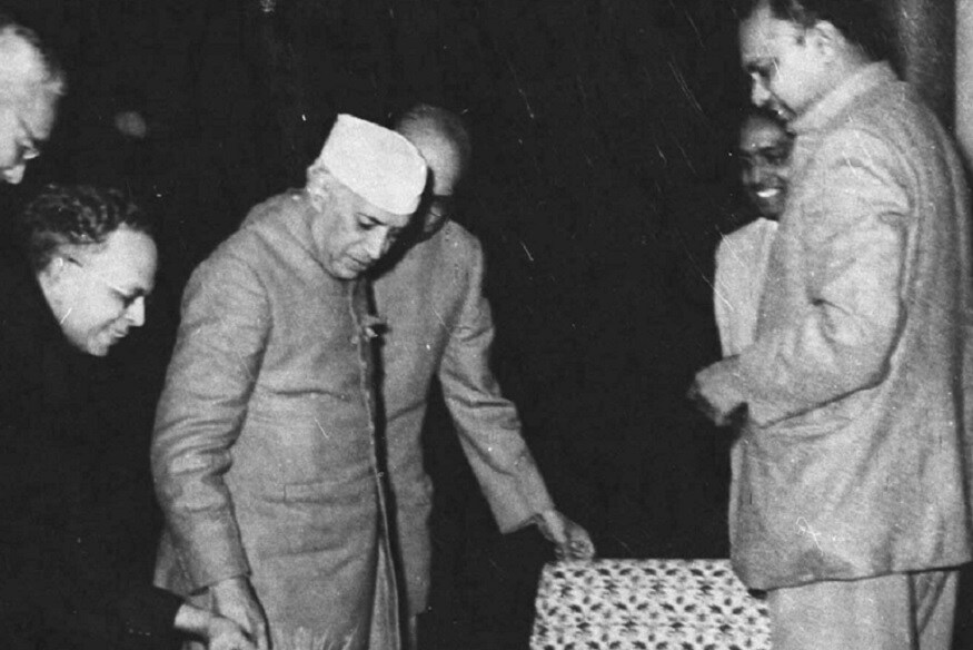 1960 नंतर ते राजकारणात आले. नंतर ते ओरिसाचे मुख्यमंत्री बनले. 1962 च्या चीन युद्धानंतर त्यांना नेहरूंनी दिल्लीत बोलावून घेतलं होतं. पंतप्रधानांना तो गोपनीय कामांमध्ये मदत करत असत. 1960 नंतर ते राजकारणात आले. नंतर ते ओरिसाचे मुख्यमंत्री बनले. 1962 च्या चीन युद्धानंतर त्यांना नेहरूंनी दिल्लीत बोलावून घेतलं होतं. पंतप्रधानांना तो गोपनीय कामांमध्ये मदत करत असत.