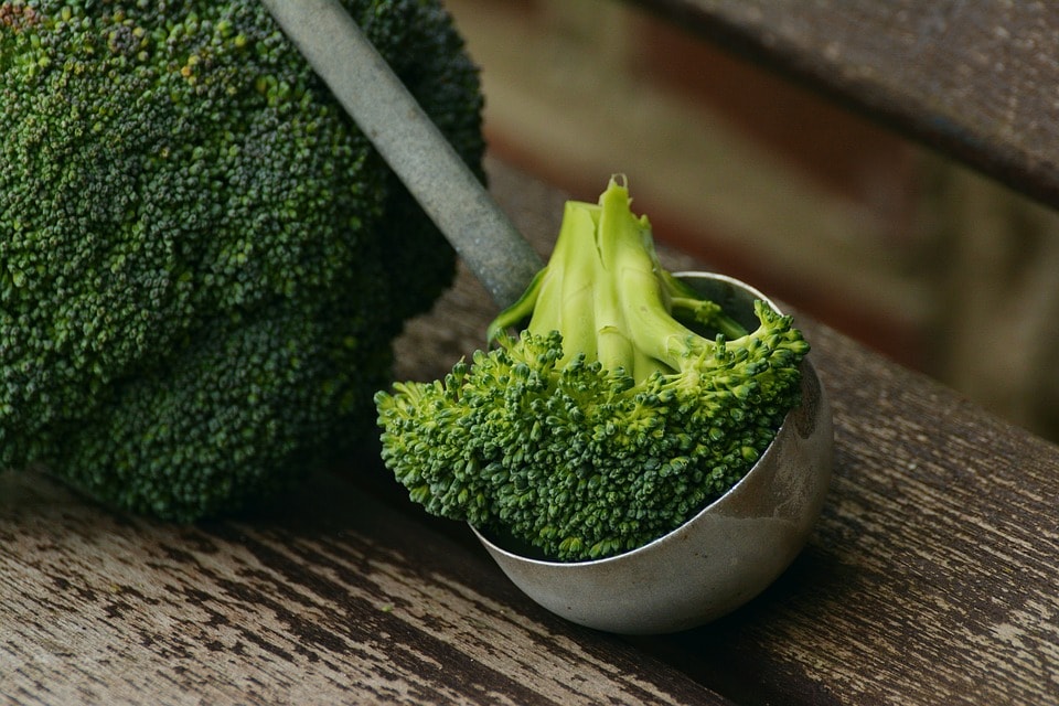 ब्रोकोलीमध्ये sulforaphane हा असा घटक असतो जो शरीरात अशा एन्झाइमची निर्मिती करतो, जे कॅन्सरला कारणीभूत ठरणाऱ्या कॅन्सरना शरीराबाहेर टाकतात. ब्रोकोलीमध्ये sulforaphane हा असा घटक असतो जो शरीरात अशा एन्झाइमची निर्मिती करतो, जे कॅन्सरला कारणीभूत ठरणाऱ्या कॅन्सरना शरीराबाहेर टाकतात.