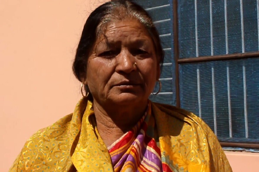 लग्न झालं तेव्हा वय होतं अवघं 16 वर्षे. त्यानंतर केवळ 4 दिवस पतीसोबत आयुष्य जगता आलं. 1971चं युद्ध सुरू झालं आणि पतीला बोलावणं आलं. अखेर एक दिवस पती शहीद झाल्याची बातमी आली. त्या दिवसापासून तब्बल 48 वर्षे चित्रा देवी एकट्यानं आयुष्य जगत आहेत. लग्न झालं तेव्हा वय होतं अवघं 16 वर्षे. त्यानंतर केवळ 4 दिवस पतीसोबत आयुष्य जगता आलं. 1971चं युद्ध सुरू झालं आणि पतीला बोलावणं आलं. अखेर एक दिवस पती शहीद झाल्याची बातमी आली. त्या दिवसापासून तब्बल 48 वर्षे चित्रा देवी एकट्यानं आयुष्य जगत आहेत.