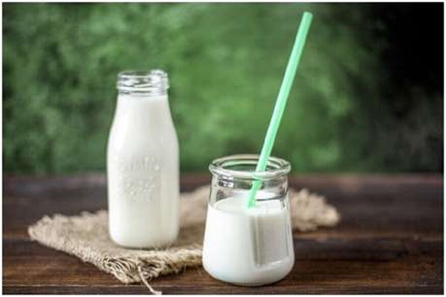 दूध (Milk) – दुधात ट्रायप्टोफॅन (tryptophan), कॅल्शिअम, व्हिटॅमिन डी आणि मेलाटोनिन असे घटक असतात, जे झोपेला चालना देतात. रात्री झोपण्यापूर्वी विशेषतः कोमट दूध प्यायला हवं. दूध (Milk) – दुधात ट्रायप्टोफॅन (tryptophan), कॅल्शिअम, व्हिटॅमिन डी आणि मेलाटोनिन असे घटक असतात, जे झोपेला चालना देतात. रात्री झोपण्यापूर्वी विशेषतः कोमट दूध प्यायला हवं.