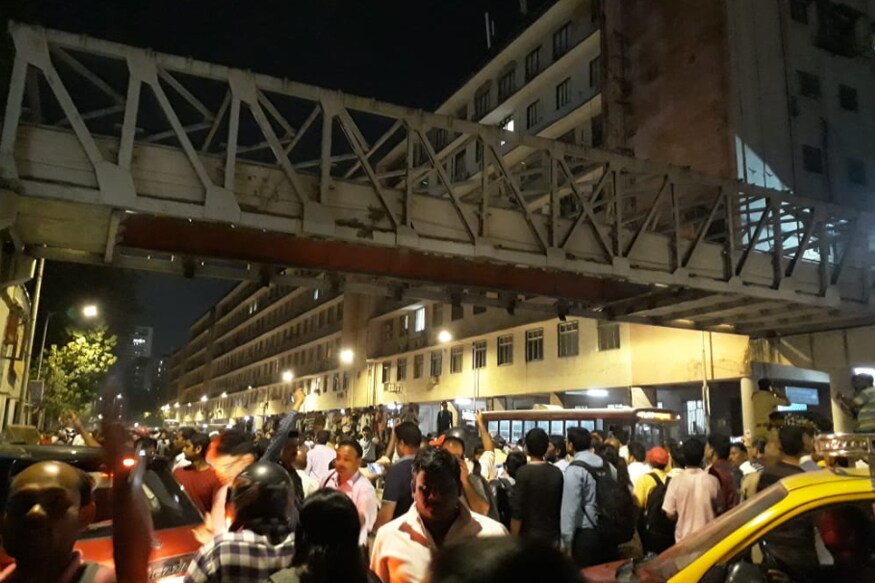 दक्षिण मुंबईतल्या या भागात संध्याकाळी अतिशय गर्दी असते. महत्त्वाची ऑफिसेस या भागात असल्याने सगळ्यांची गर्दी ही सीएसटी स्टेशनकडे असते. दक्षिण मुंबईतल्या या भागात संध्याकाळी अतिशय गर्दी असते. महत्त्वाची ऑफिसेस या भागात असल्याने सगळ्यांची गर्दी ही सीएसटी स्टेशनकडे असते.